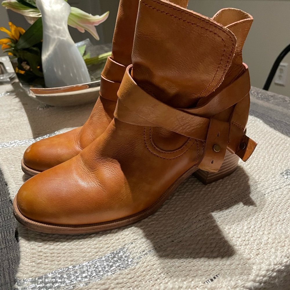 UGG Women's Elora Leather Ankle Boot